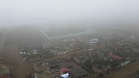Nebliger-Drohnenschuss-Des-Armenviertels-Flores-De-Villa-Im-Stadtteil-San-Juan-De-Miraflores-In-Lima,-Peru