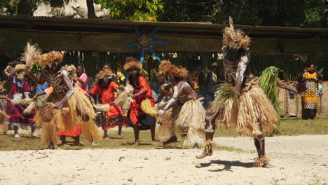 Ureinwohner-Der-Melanesischen-Kanaken-Tanzen,-Um-Den-Neuen-Häuptling-Der-Insel-Der-Kiefern-Vorzustellen-–-Aufgenommen-Mit-48-Fps