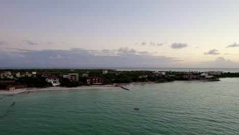 Orbit-Shot-Ansicht-Der-Siedlung-Auf-Der-Strandwasserinsel