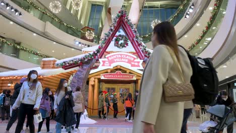 Chinesische-Käufer-Gehen-An-Einer-Weihnachtsinstallation-In-Einem-Einkaufszentrum-In-Hongkong-Vorbei