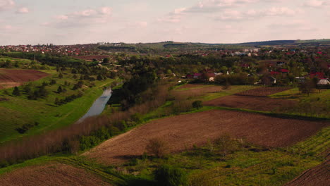 Erstellung-Einer-Filmischen-Luftdrohnenaufnahme-Eines-Dorfes-In-Moldawien