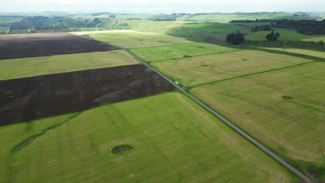 Luftbild-Nach-Vorne-Von-Landwirtschaftlichen-Feldern-An-Einem-Klaren-Tag