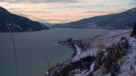 Golden-Hour-Am-Wood-Lake:-Zeitraffer-Eines-Winterwunderlandes-In-Kelowna,-BC,-Kanada