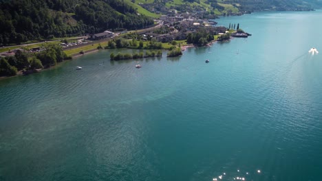 El-Lago-Walensee-En-El-Este-De-Suiza-Une-Los-Dos-Cantones-De-St