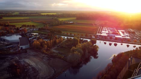 Helmond-City-Entlang-Der-Farm-Voller-Tulpen-Mit-Sonnenuntergang-Im-Hintergrund