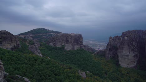 Panoramablick-Auf-Den-Weiten-Grünen-Wald-Am-Fuße-Der-Meteora-Felsformation-In-Griechenland-Mit-Orthodoxen-Klöstern