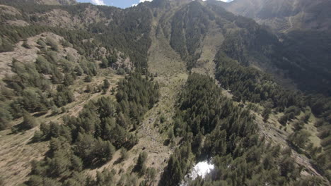 Sensacional-Vista-Aérea-De-Drones-De-Las-Montañas-De-Porte-Puymorens,-Volando-Sobre-El-Valle