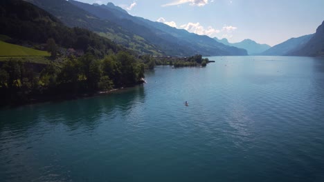 El-Lago-Walen-En-El-Este-De-Suiza-Une-Los-Dos-Cantones-De-St