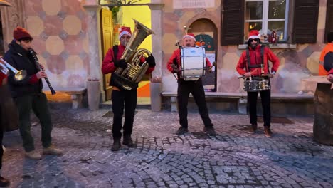Banda-De-Navidad-Toca-En-Las-Calles-De-Santa-Maria-Maggiore-De-Piamonte-En-Italia