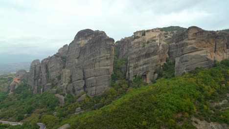 Panoramablick-Auf-Die-Meteora-Felsformation-In-Griechenland-In-Der-Nähe-Orthodoxer-Klöster