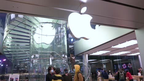Los-Compradores-Chinos-Pasan-Por-Delante-De-La-Tienda-Oficial-Apple-De-La-Empresa-Multinacional-Estadounidense-De-Tecnología-En-Hong-Kong