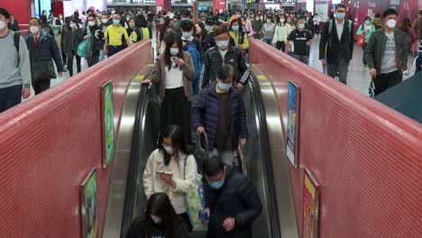 Pendler-Fahren-Während-Der-Hauptverkehrszeit-In-Einer-überfüllten-Mtr-u-bahnstation-In-Hongkong-Auf-Automatisch-Fahrenden-Rolltreppen