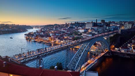Porto-Zeitraffer-Von-Tag-Zu-Nacht,-Der-Das-Berühmte-Wahrzeichen-Der-Brücke-Dom-Luís-I-Zeigt