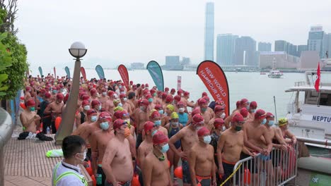 Nadadores-Chinos-Esperan-En-La-Línea-De-Salida-Antes-De-La-Competencia-Anual-De-Natación-New-World-Harbour-Race-En-Hong-Kong