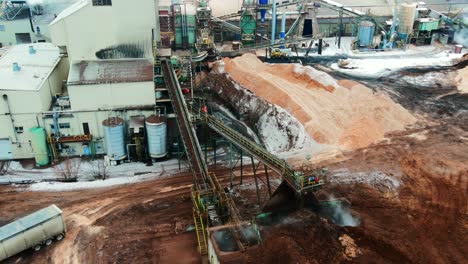 Efficient-waste-material-handling-with-conveyor-belt-system-at-a-sawmill-in-winter