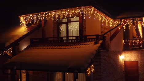 Luftdrohnen-Tracking-Aufnahme-Eines-Hauses,-Das-Mit-Wunderschönen-Weihnachtslichtern-Bedeckt-Ist