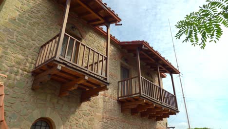 Balcones-De-Edificios-Dentro-Del-Santo-Monasterio-De-San-Esteban-En-La-Formación-Rocosa-De-Meteora-En-Grecia