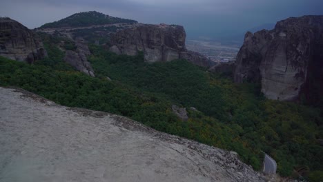 Weitläufiger-Grüner-Wald-Am-Fuße-Der-Meteora-Felsformation-In-Griechenland-Mit-Orthodoxen-Klöstern