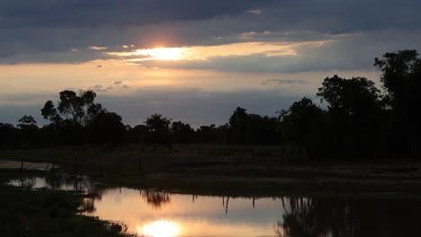 Laguna-Al-Final-De-La-Tarde,-Crepúsculo-En-El-Pantanal-Sur