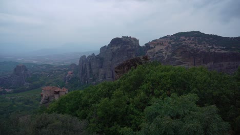Ortodox-Monasteries-Visible-in-Meteora-rock-formation-in-Greece
