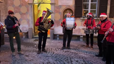 Weihnachtsband-Spielt-In-Den-Straßen-Von-Santa-Maria-Maggiore-Im-Piemont-In-Italien