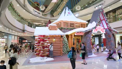 Käufer-Gehen-An-Einer-Weihnachtsinstallation-In-Einem-Gehobenen-Einkaufszentrum-In-Hongkong-Vorbei