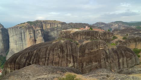 Panoramic-View-of-Meteora-rock-formation-in-Greece-near-Ortodox-Monasteries-on-a-Sunny-Day