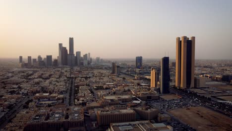 Al-Rajhi-Bank-Und-Skyline-Von-Riad-In-Der-Hauptstadt-Von-Saudi-Arabien