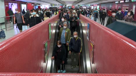 Chinesische-Pendler-Fahren-Während-Der-Hauptverkehrszeit-In-Einer-überfüllten-MTR-U-Bahnstation-Auf-Automatisch-Fahrenden-Rolltreppen-In-Hongkong