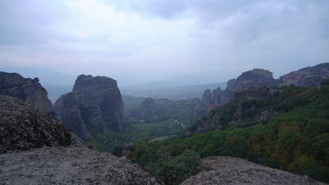 Neblina-Azul-Sobre-La-Formación-Rocosa-De-Meteora-En-Grecia-Con-Monasterios-Ortodoxos