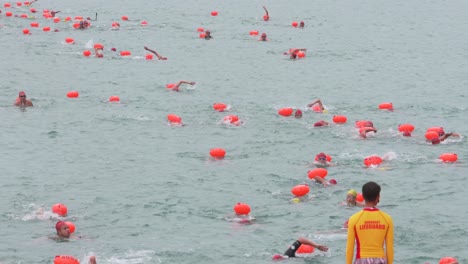 Teilnehmer-Und-Schwimmbegeisterte-Nehmen-Am-Jährlichen-Schwimmwettbewerb-New-World-Harbour-Race-In-Hong-Kong-Teil