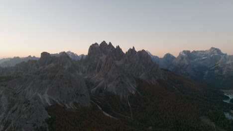 Panorama-drohnenblick-über-Die-Berge-Der-Dolomiten-In-Südtirol-Bei-Sonnenuntergang