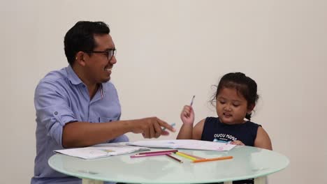 Indonesien---18.-Dezember-2022:-Kleines-Asiatisches-Mädchen,-Das-Mit-Seinem-Vater-Studiert