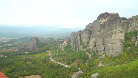 Üppiger-Grüner-Wald-Am-Fuße-Der-Meteora-Felsformation-In-Griechenland-In-Der-Nähe-Orthodoxer-Klöster