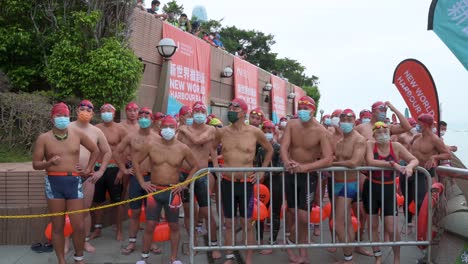 Chinesische-Teilnehmer-Warten-An-Der-Startlinie-Vor-Dem-Jährlichen-Schwimmwettbewerb-New-World-Harbour-Race-In-Hong-Kong