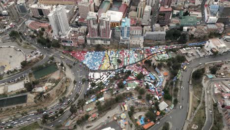 Luftaufnahme-über-La-Paz,-Bolivien,-Bunte-Häuser-Und-Wolkenkratzer,-Städtische-Slums-In-Der-Großstadt-Besiedelten-Sopocachi-gegend
