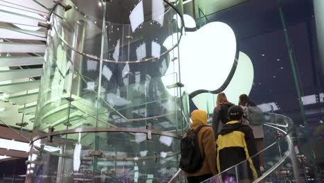 Los-Clientes-Suben-Las-Escaleras-En-La-Tienda-Oficial-De-Apple-De-La-Empresa-Multinacional-Estadounidense-De-Tecnología-En-Hong-Kong
