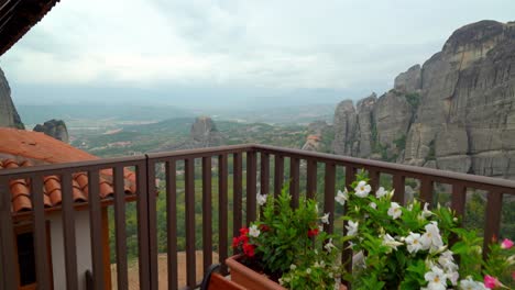 Vista-De-La-Formación-Rocosa-De-Meteora-En-Grecia-Desde-Uno-De-Los-Balcones-De-Los-Monasterios-Ortodoxos