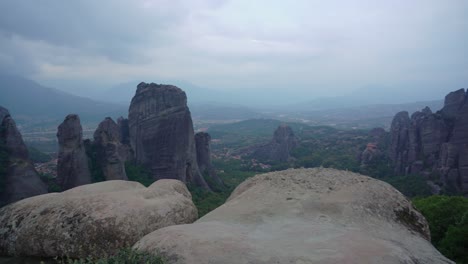 Panoramablick-Mit-Dunklen,-Stimmungsvollen-Wolken-über-Der-Meteora-Felsformation-In-Griechenland-Mit-Orthodoxen-Klöstern