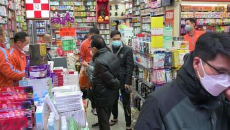 Los-Clientes-Son-Vistos-En-Una-Farmacia-Comprando-Cuidado-Personal,-Productos-De-Higiene-Y-Medicamentos-Durante-La-Temporada-De-Gripe-En-Hong-Kong