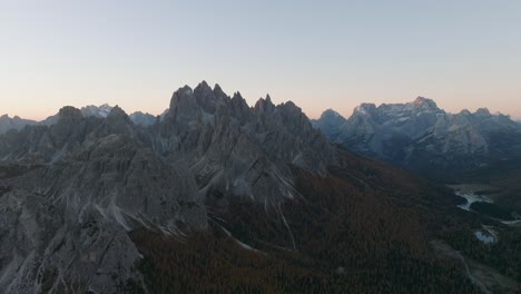 Panorama-drohnenblick-über-Die-Berge-Der-Dolomiten-In-Südtirol-Mit-Den-Scharfen-Gipfeln-Bei-Sonnenuntergang