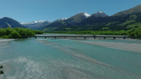 Atemberaubender-Türkisfarbener-Schilffluss,-Der-Durch-Ein-Grünes-Tal-In-Neuseeland-Fließt