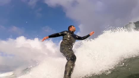 Surfer,-Der-Tropische-Blaue-Ozeanwellen-Reitet,-Die-Mit-Power-Surfen