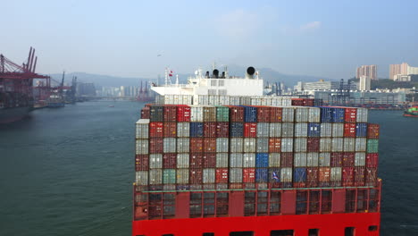 Containerschiff-San-Fransisca,-Gechartert-Von-Maersk-Line,-Segelt-Zu-Ihrem-Liegeplatz-Im-Hafen-Von-Hongkong,-Während-Ein-Schlepper-Das-Schiff-Schiebt