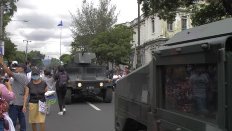 Vehículos-Blindados-Militares-Desfilan-Por-Las-Calles-De-La-Ciudad-De-San-Salvador-Durante-La-Celebración-Del-Día-De-La-Independencia-Del-País