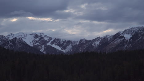 Nubes-De-Movimiento-Lento-Sobre-Zugspitze-Cordillera-Nevada-Bosque-Bosque-Copas-De-Los-árboles