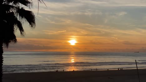 Ozean-Sonnenaufgang,-Sonnenuntergang-Von-Palmen-Und-Tropischem-Inselstrand,-Nahtlose-Schleifenaufnahmen
