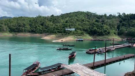 Longtail-Boote,-Die-Am-Hafen-Des-Nationalparks-Khao-Sok-In-Thailand-Ankommen