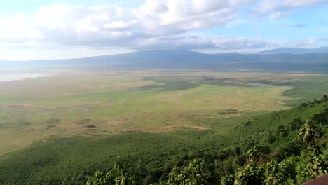 Mujer-Joven-Fotografiando-Con-Un-Teléfono-El-Maravilloso-Cráter-Volcánico-Verde-Del-Volcán-Ngorongoro