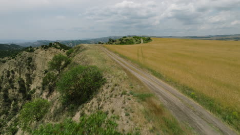 Filmische-Klippenstraße-Am-Echo-Aussichtspunkt,-Naturschutzgebiet-Vashlovani,-Republik-Georgia,-Antenne